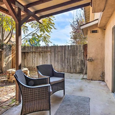 Comfy Bakersfield Townhome - Fire Pit And Patio Exterior photo