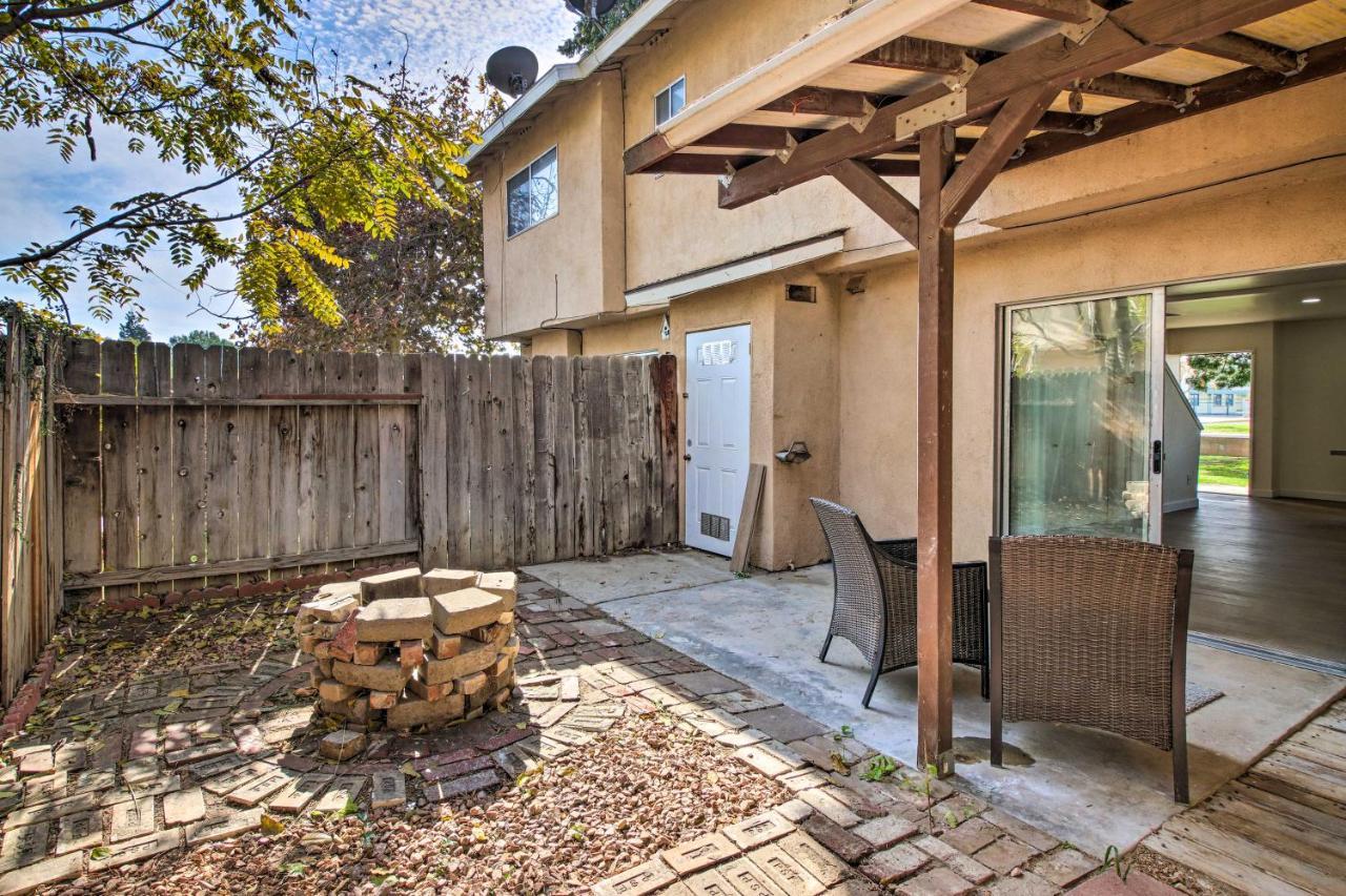 Comfy Bakersfield Townhome - Fire Pit And Patio Exterior photo