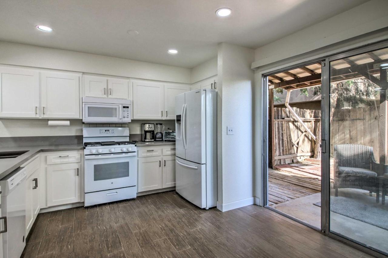 Comfy Bakersfield Townhome - Fire Pit And Patio Exterior photo