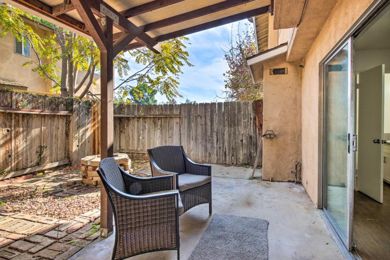 Comfy Bakersfield Townhome - Fire Pit And Patio Exterior photo