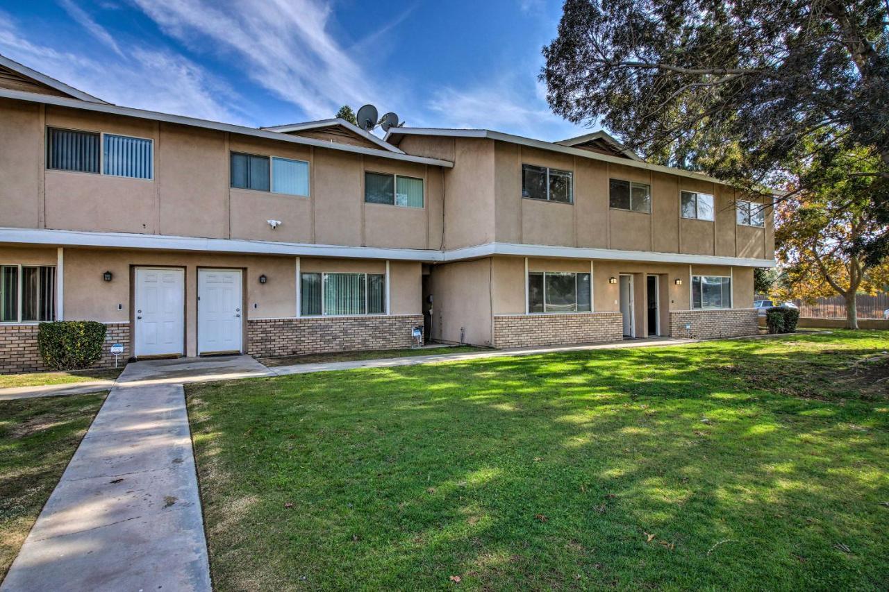 Comfy Bakersfield Townhome - Fire Pit And Patio Exterior photo