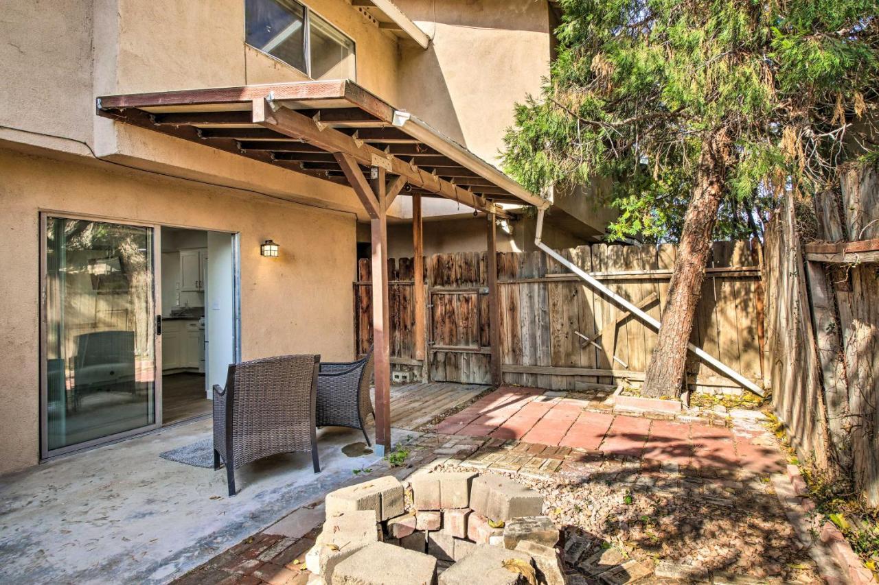 Comfy Bakersfield Townhome - Fire Pit And Patio Exterior photo