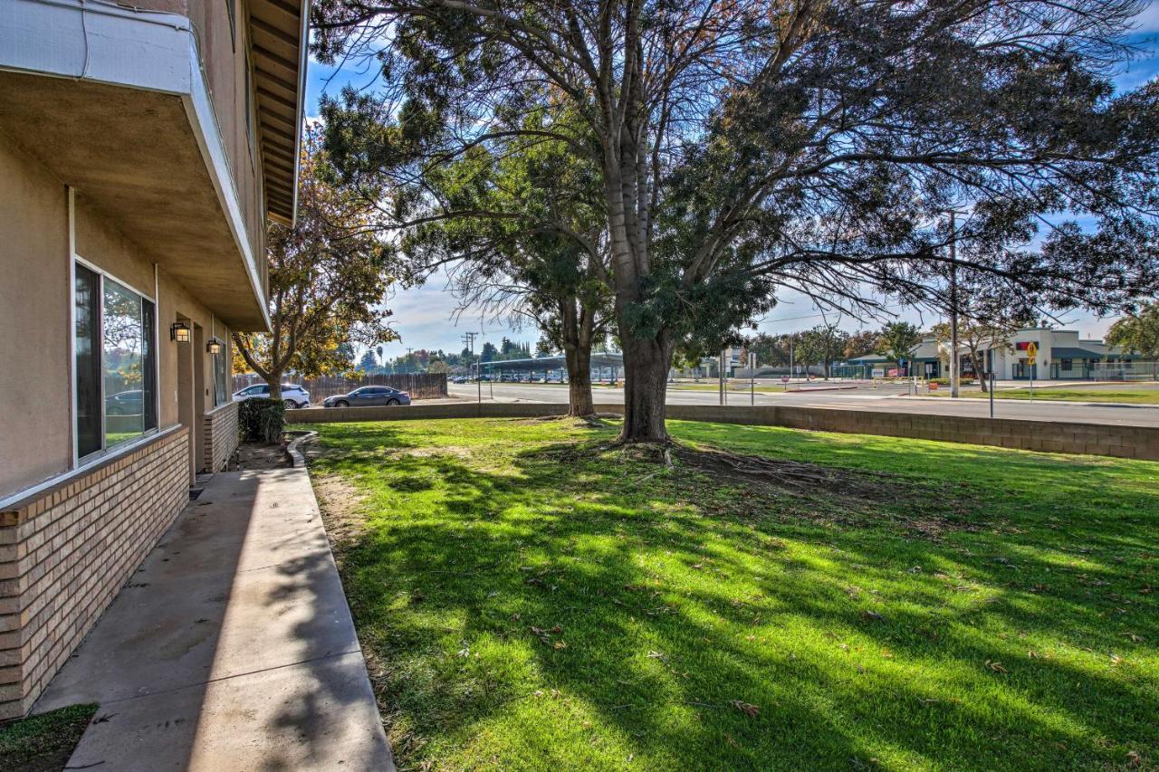 Comfy Bakersfield Townhome - Fire Pit And Patio Exterior photo