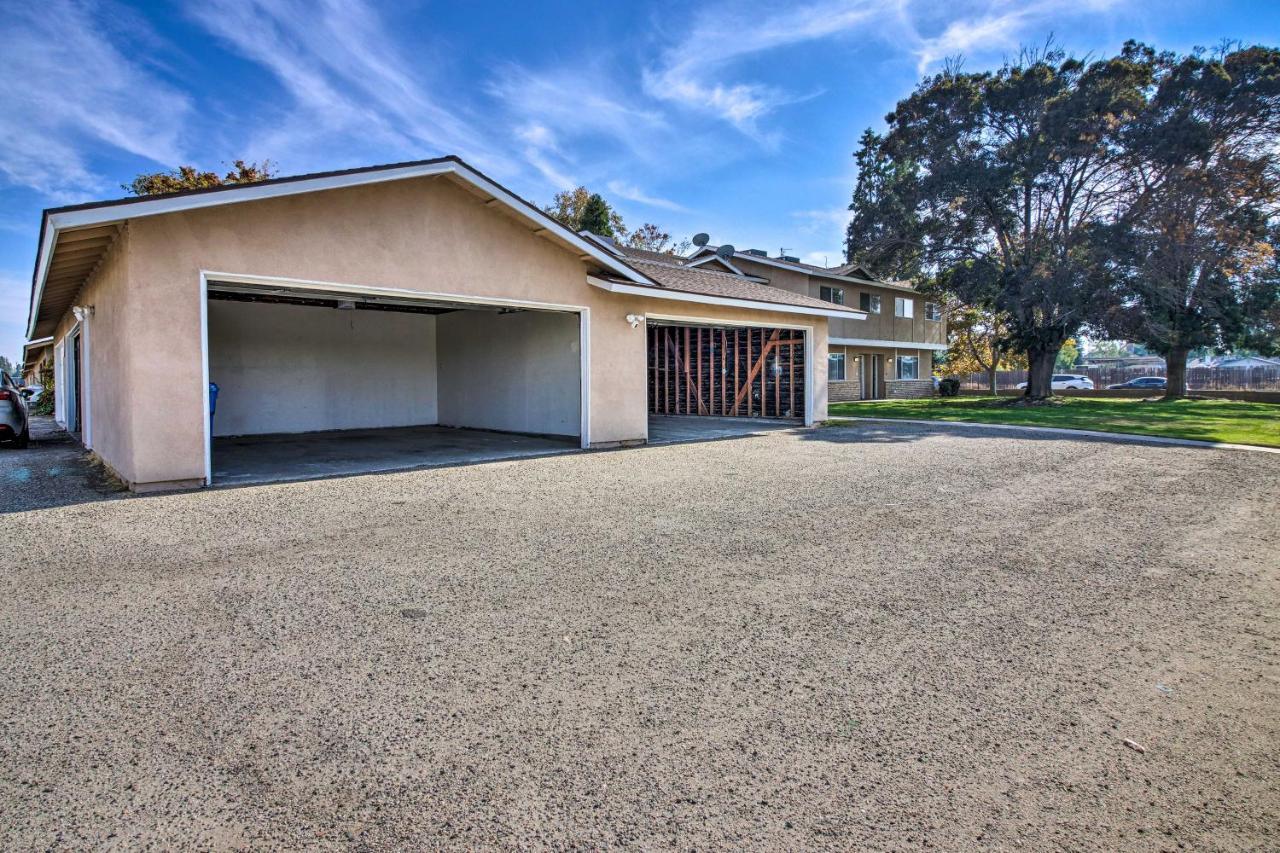 Comfy Bakersfield Townhome - Fire Pit And Patio Exterior photo